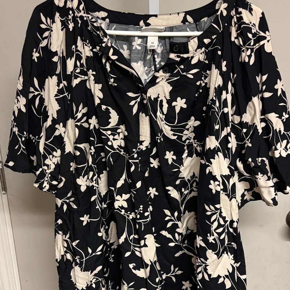 NWT Ava&viv Floral Black and White Women's Top
